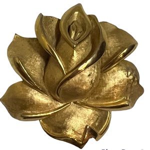 Trifari vintage gold tone rose flower brooch pin
